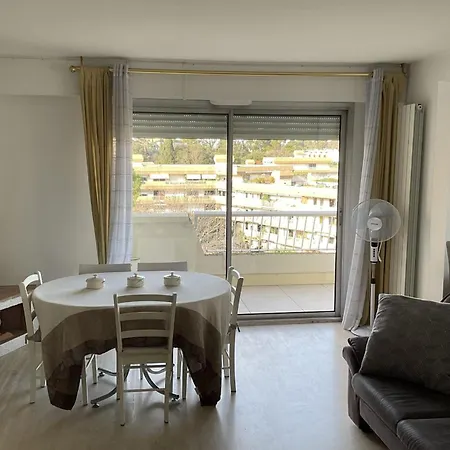 Top Floor With Private Park *